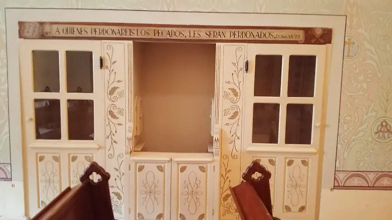 Confesionario mismo que fue descubierto oculto y empotrado al muro original.